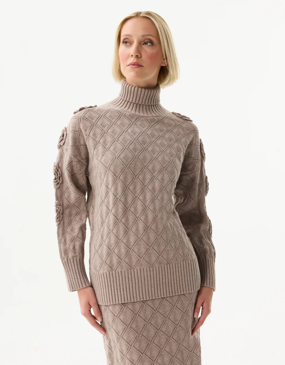 Pull en maille relief à fleurs 3D PAULA - taupe