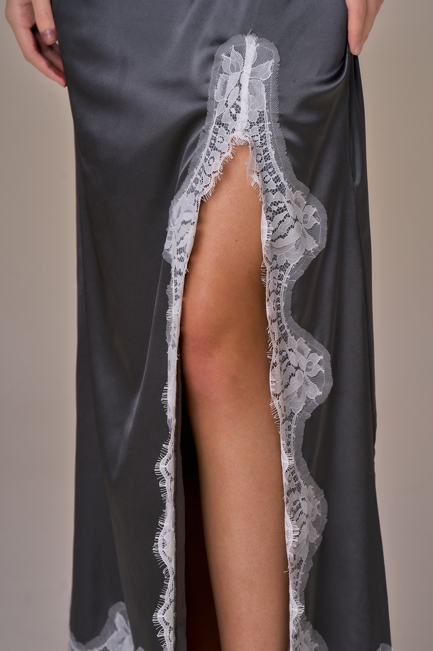 Robe en satin dentelle contrastée ELISE - gris blanc