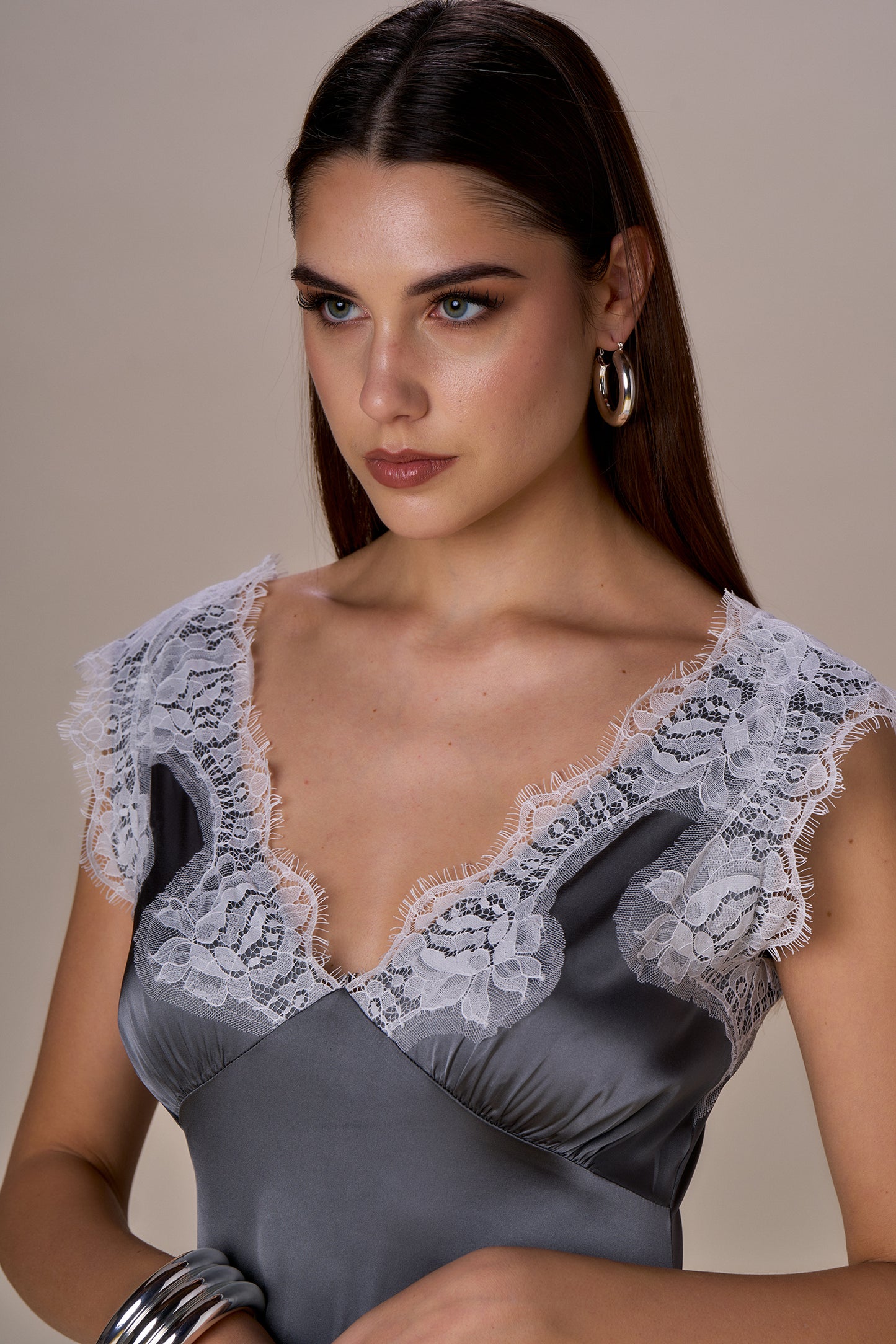 Robe en satin dentelle contrastée ELISE - gris blanc