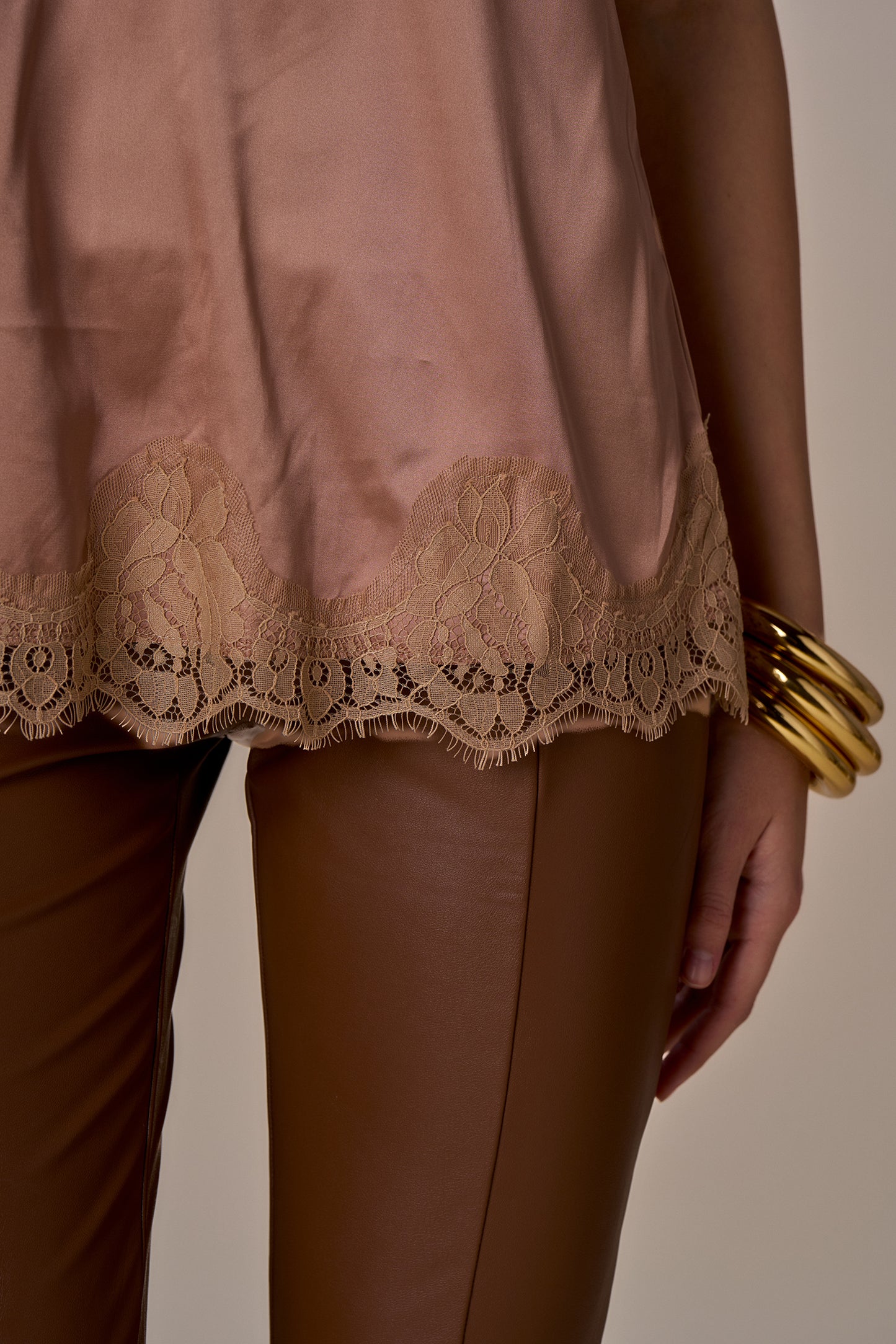 Top satin dentelle MAÉ - caramel