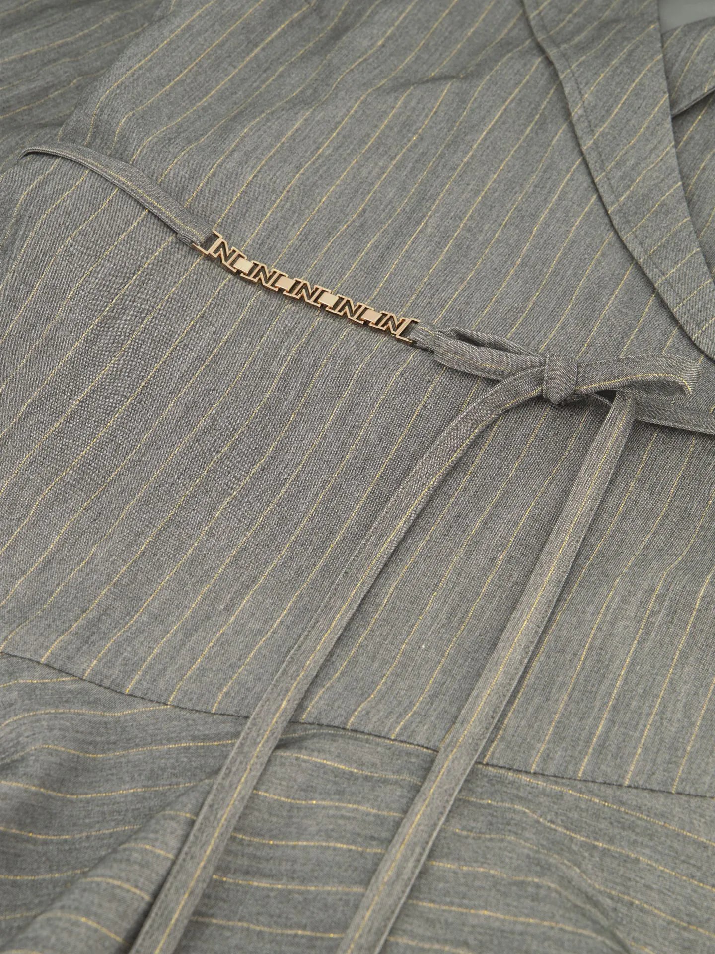 Robe portefeuille rayée avec détail chaîne LUBLIN - lave