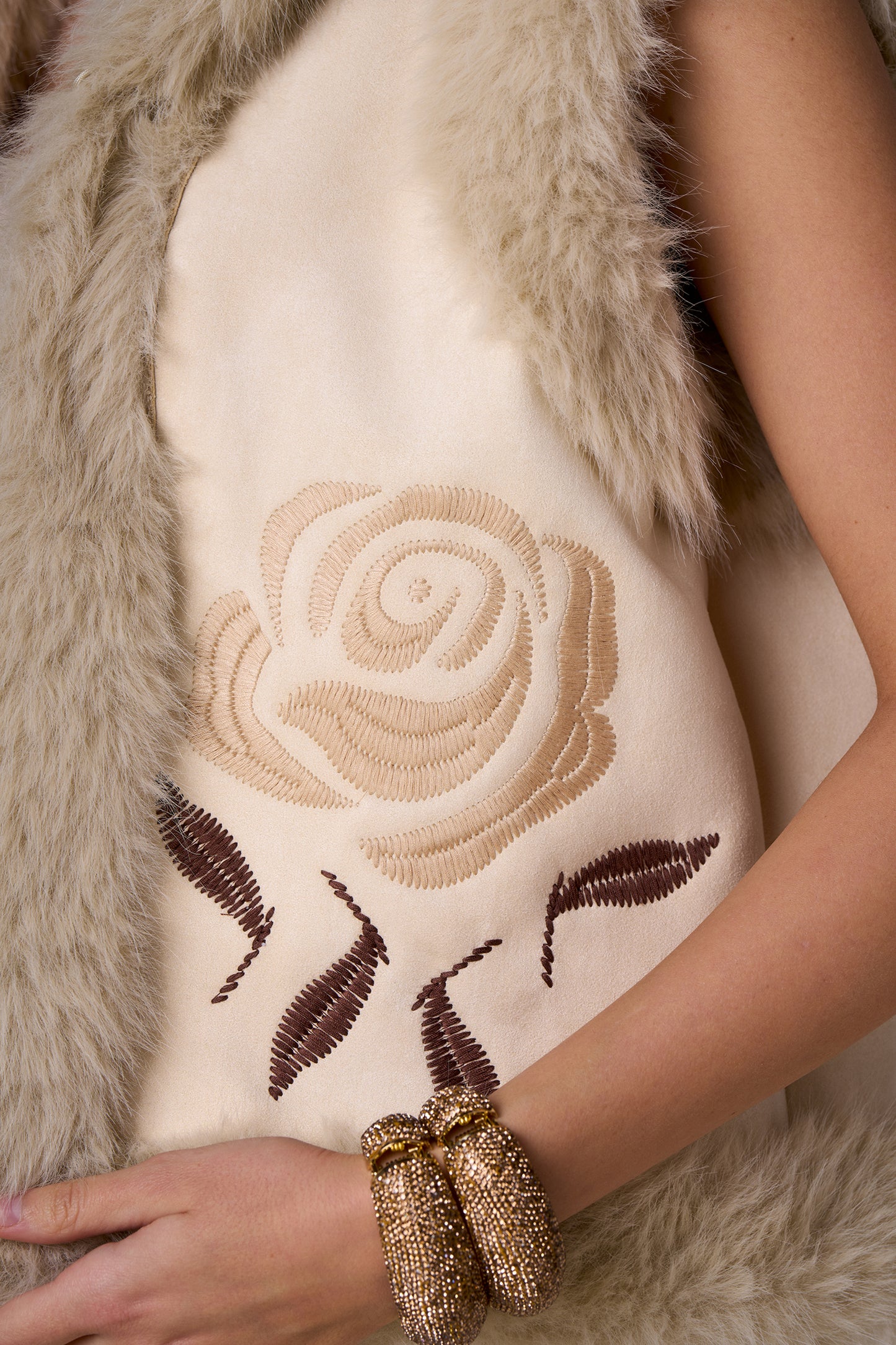 Gilet fausse fourrure  brodé CAMÉLIA - beige