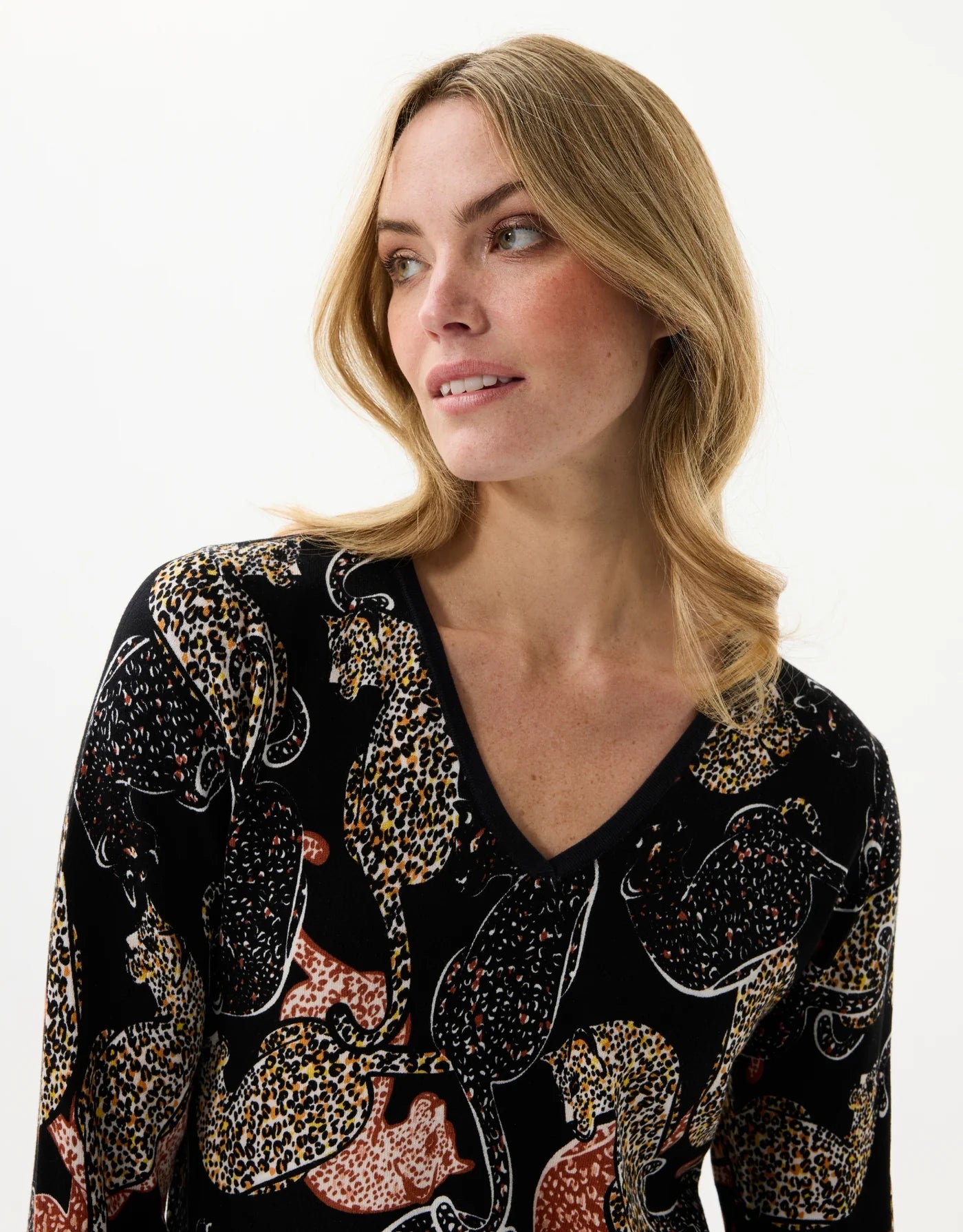 Pull col V  LOU - motif léopard noir Kamel écru