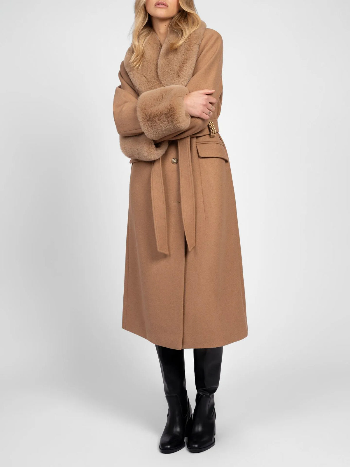 Manteau long avec des détails en fausse fourrure AURIA - Camel