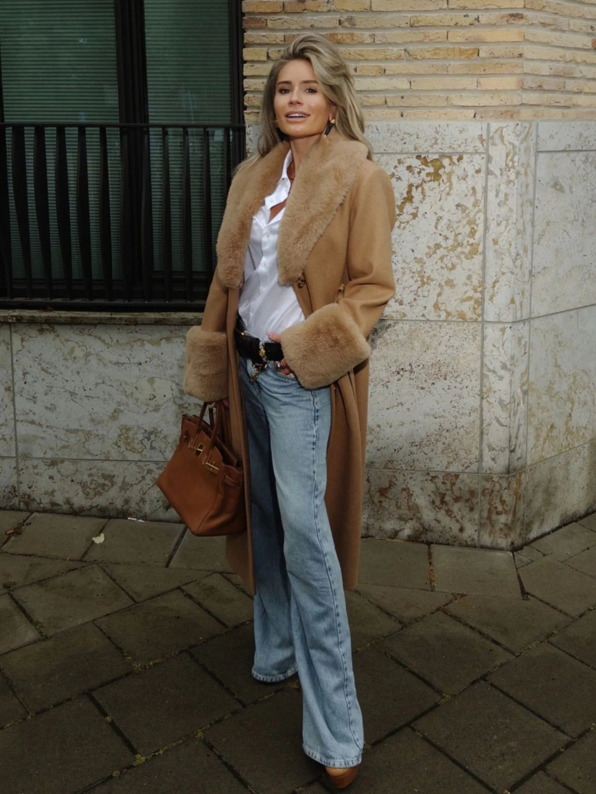 Manteau long avec des détails en fausse fourrure AURIA - Camel